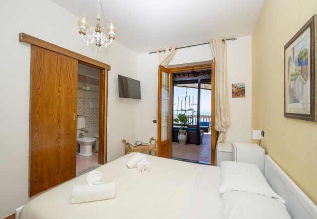 Villa a Pogerola - Villa Gioiello - Piscina vista mare con cromoterapia  Villa a Pogerola - Villa Gioiello - Piscina vista mare con cromoterapia