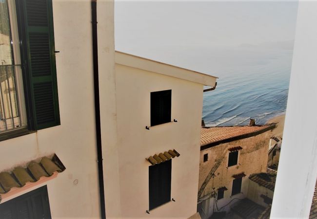 Appartamento a Sperlonga - questa casa caratteristica per 6 persone è ideale per vivere in pieno il mare e le tradizioni del borgo Appartamento a Sperlonga - questa casa caratteristica per 6 persone è ideale per vivere in pieno il mare e le tradizioni del borgo