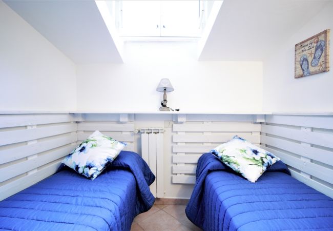 Appartamento a Sperlonga - questa casa caratteristica per 6 persone è ideale per vivere in pieno il mare e le tradizioni del borgo Appartamento a Sperlonga - questa casa caratteristica per 6 persone è ideale per vivere in pieno il mare e le tradizioni del borgo