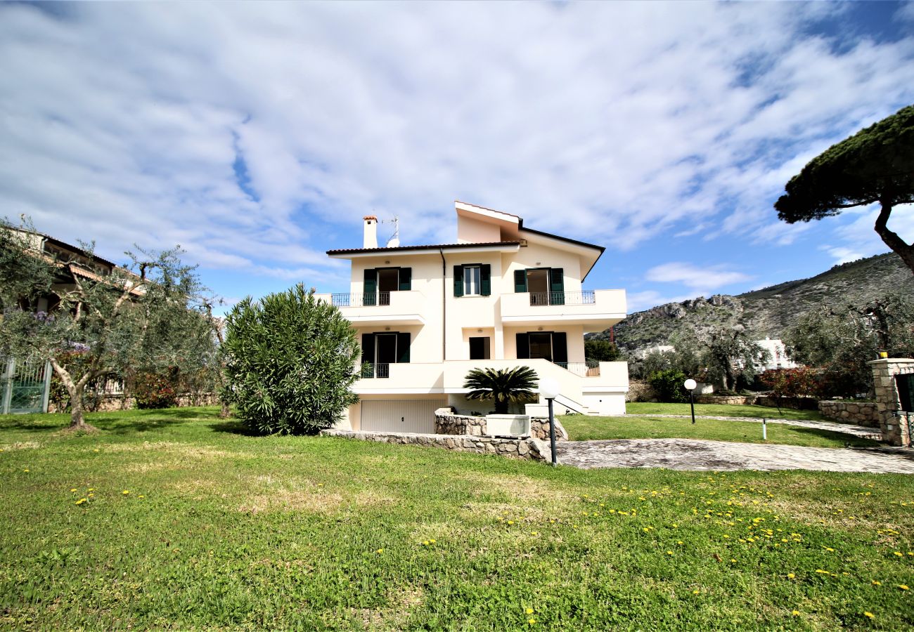 Villa a Sperlonga - più comfort più spazio più privacy per una comoda vacanza
