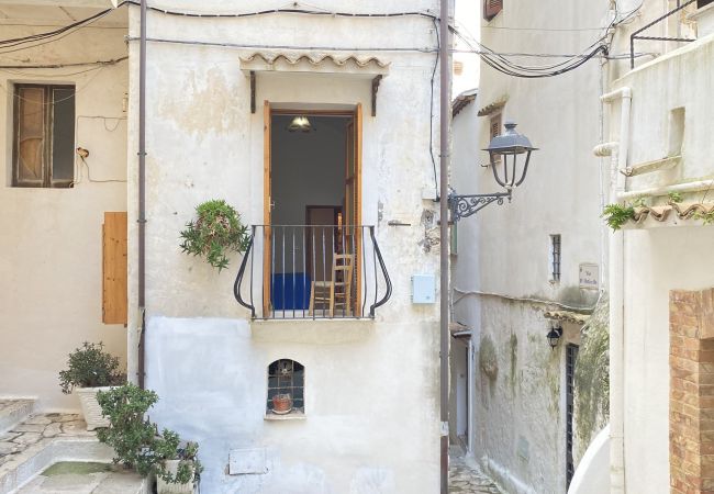 Appartamento a Sperlonga - suggestivo bilocale nella piazzetta di Sperlonga Appartamento a Sperlonga - suggestivo bilocale nella piazzetta di Sperlonga