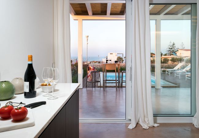 Villa a Noto - Villa con piscina fronte mare a Marzamemi, Sicily - Palma - 8 pax Villa a Noto - Villa con piscina fronte mare a Marzamemi, Sicily - Palma - 8 pax