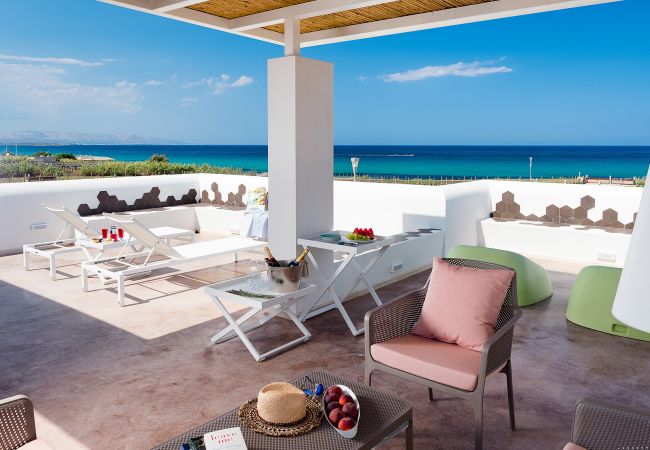 Villa a Noto - Villa fronte mare con piscina a Marzamemi, Sicily  - Fico d'India, 8 pax Villa a Noto - Villa fronte mare con piscina a Marzamemi, Sicily  - Fico d'India, 8 pax