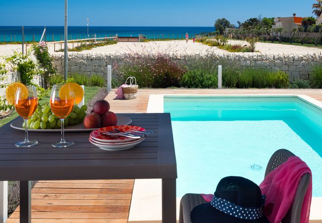 Villa a Noto - Villa fronte mare con piscina a Marzamemi, Sicily  - Fico d'India, 8 pax Villa a Noto - Villa fronte mare con piscina a Marzamemi, Sicily  - Fico d'India, 8 pax