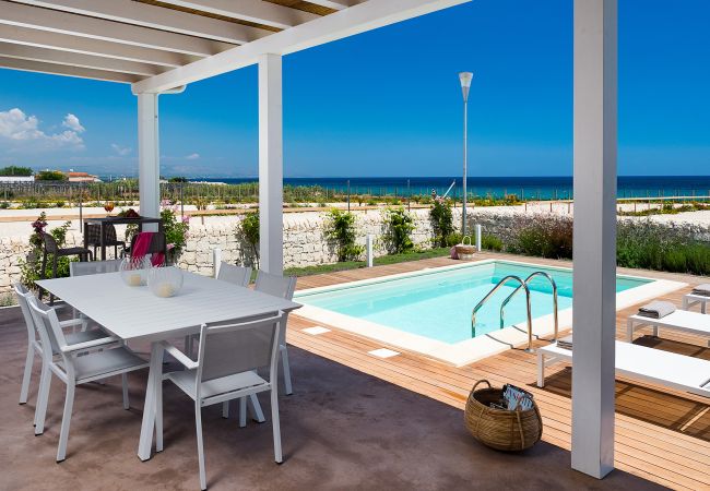 Villa a Noto - Villa fronte mare con piscina a Marzamemi, Sicily  - Fico d'India, 8 pax Villa a Noto - Villa fronte mare con piscina a Marzamemi, Sicily  - Fico d'India, 8 pax