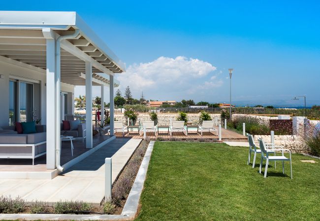Villa a Noto - Villa fronte mare con piscina a Marzamemi, Sicily  - Fico d'India, 8 pax Villa a Noto - Villa fronte mare con piscina a Marzamemi, Sicily  - Fico d'India, 8 pax