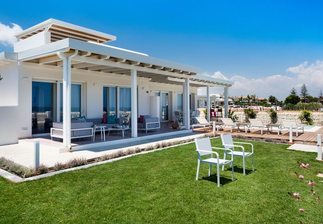 Villa a Noto - Villa fronte mare con piscina a Marzamemi, Sicily  - Fico d'India, 8 pax Villa a Noto - Villa fronte mare con piscina a Marzamemi, Sicily  - Fico d'India, 8 pax