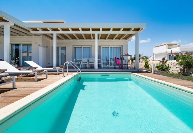 Villa a Noto - Villa fronte mare con piscina a Marzamemi, Sicily  - Fico d'India, 8 pax Villa a Noto - Villa fronte mare con piscina a Marzamemi, Sicily  - Fico d'India, 8 pax