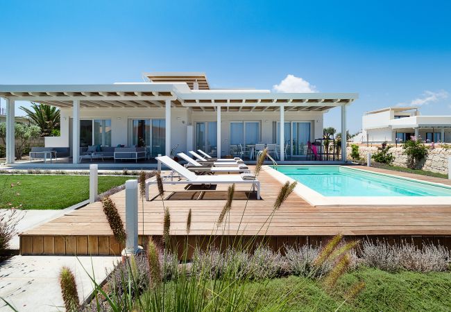 Villa a Noto - Villa fronte mare con piscina a Marzamemi, Sicily  - Fico d'India, 8 pax Villa a Noto - Villa fronte mare con piscina a Marzamemi, Sicily  - Fico d'India, 8 pax