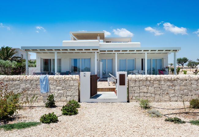 Villa a Noto - Villa fronte mare con piscina a Marzamemi, Sicily  - Fico d'India, 8 pax Villa a Noto - Villa fronte mare con piscina a Marzamemi, Sicily  - Fico d'India, 8 pax