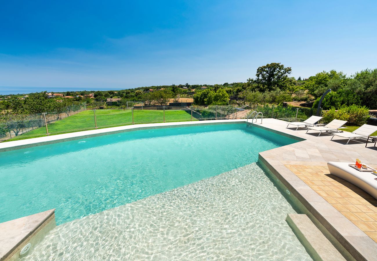 Villa a Zafferana Etnea - Villa con piscina, wellness e campo da calcetto privati - 8 pax
