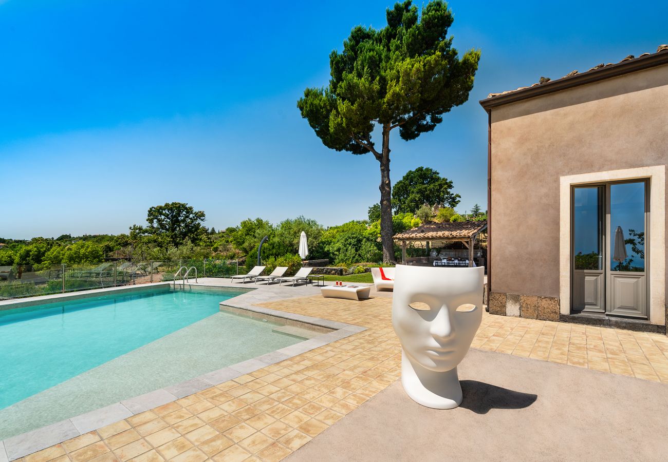 Villa a Zafferana Etnea - Villa con piscina, wellness e campo da calcetto privati - 8 pax
