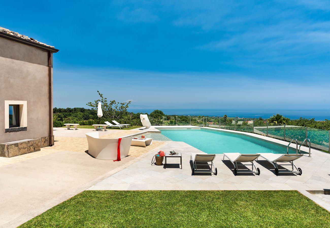 Villa a Zafferana Etnea - Villa con piscina, wellness e campo da calcetto privati - 8 pax