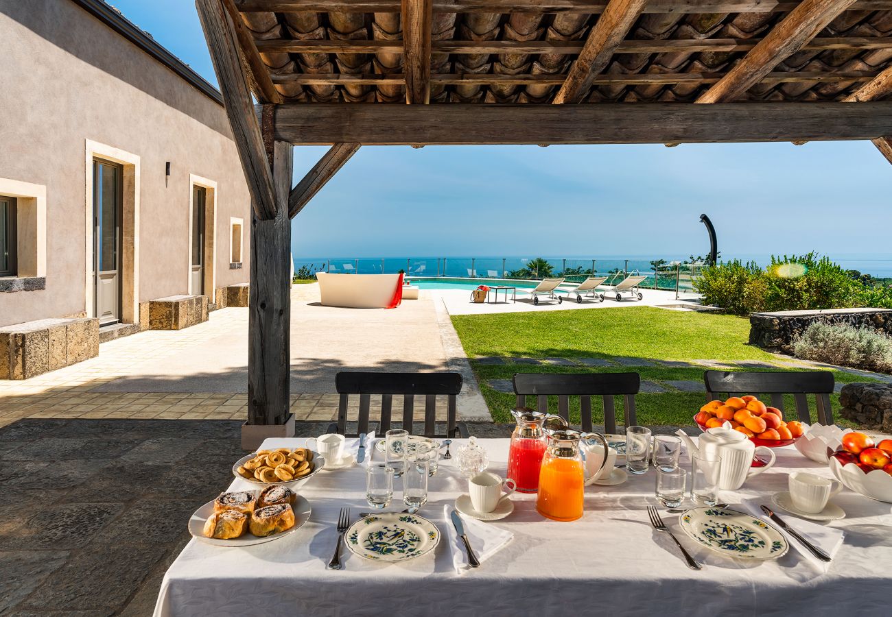 Villa a Zafferana Etnea - Villa con piscina, wellness e campo da calcetto privati - 8 pax