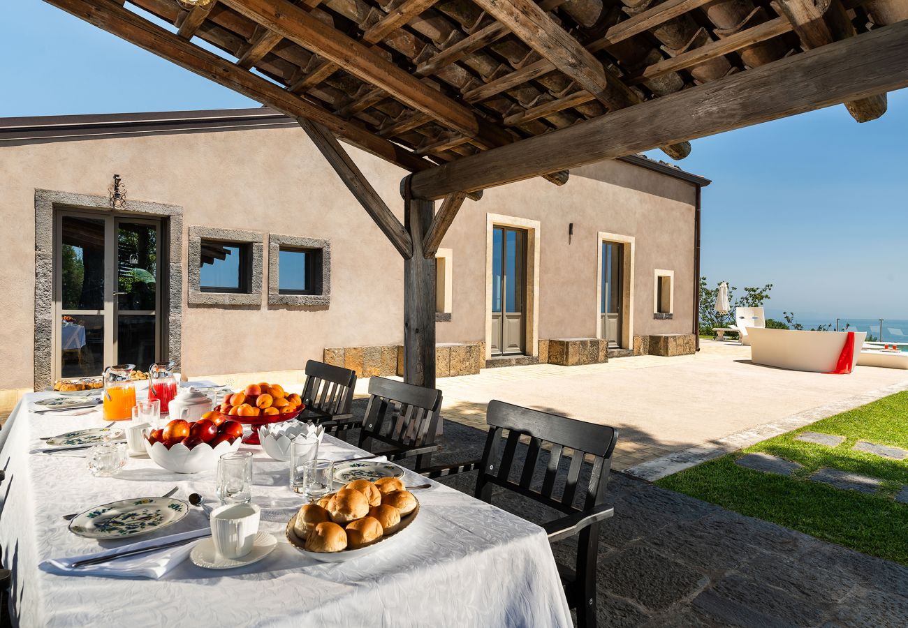 Villa a Zafferana Etnea - Villa con piscina, wellness e campo da calcetto privati - 8 pax