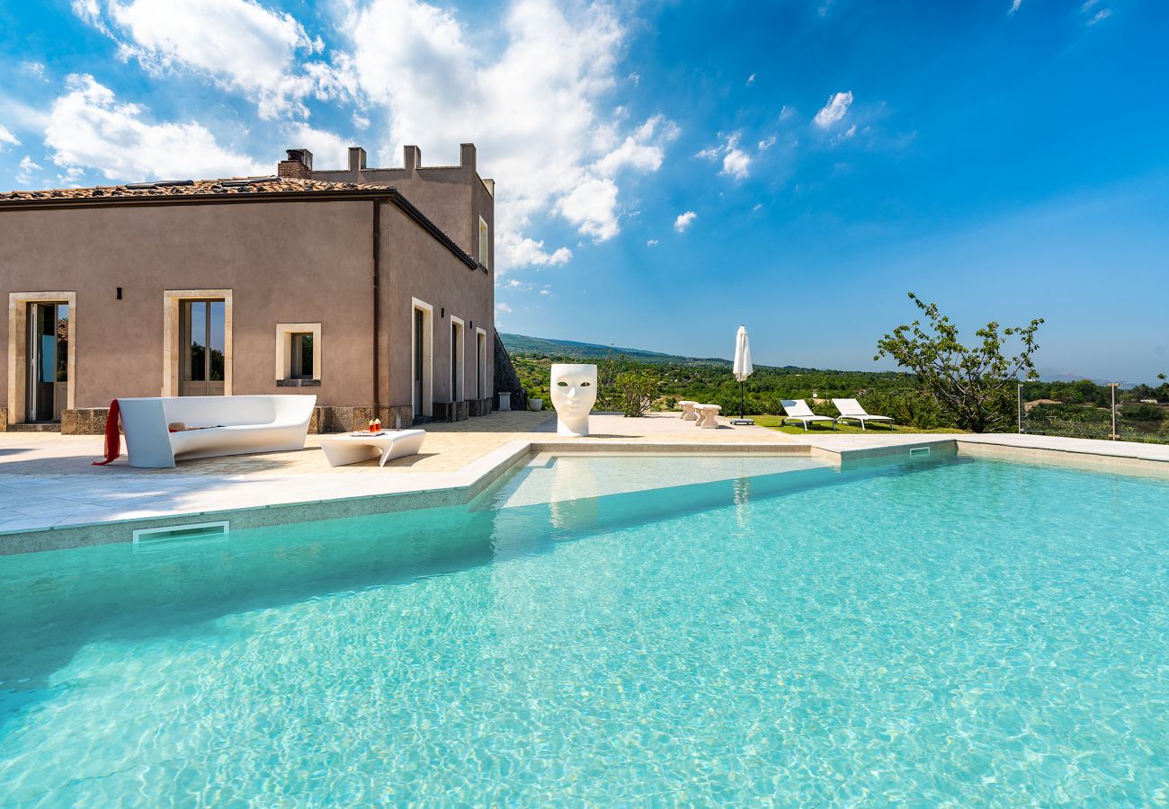 Villa a Zafferana Etnea - Villa con piscina, wellness e campo da calcetto privati - 8 pax