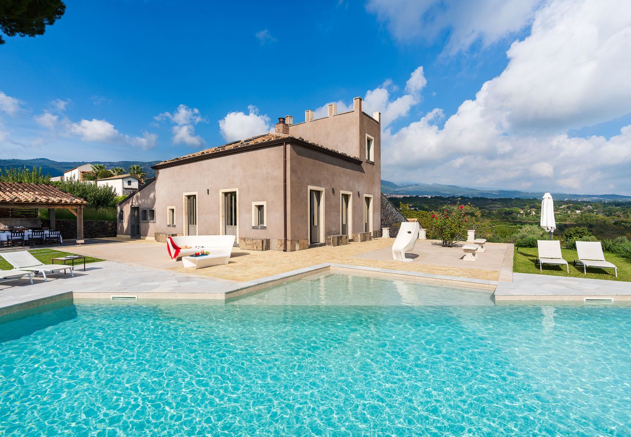 Villa a Zafferana Etnea - Villa con piscina, wellness e campo da calcetto privati - 8 pax