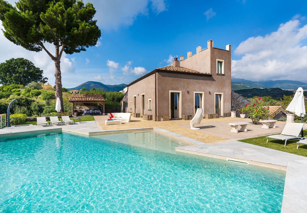 Villa a Zafferana Etnea - Villa con piscina, wellness e campo da calcetto privati - 8 pax