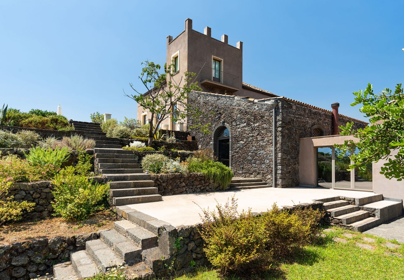Villa a Zafferana Etnea - Villa con piscina, wellness e campo da calcetto privati - 8 pax