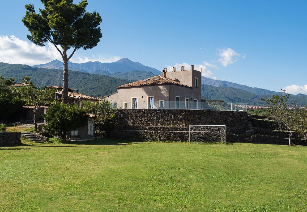 Villa a Zafferana Etnea - Villa con piscina, wellness e campo da calcetto privati - 8 pax