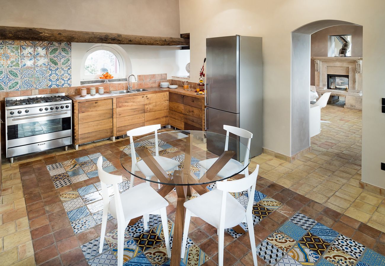 Villa a Zafferana Etnea - Villa con piscina, wellness e campo da calcetto privati - 8 pax