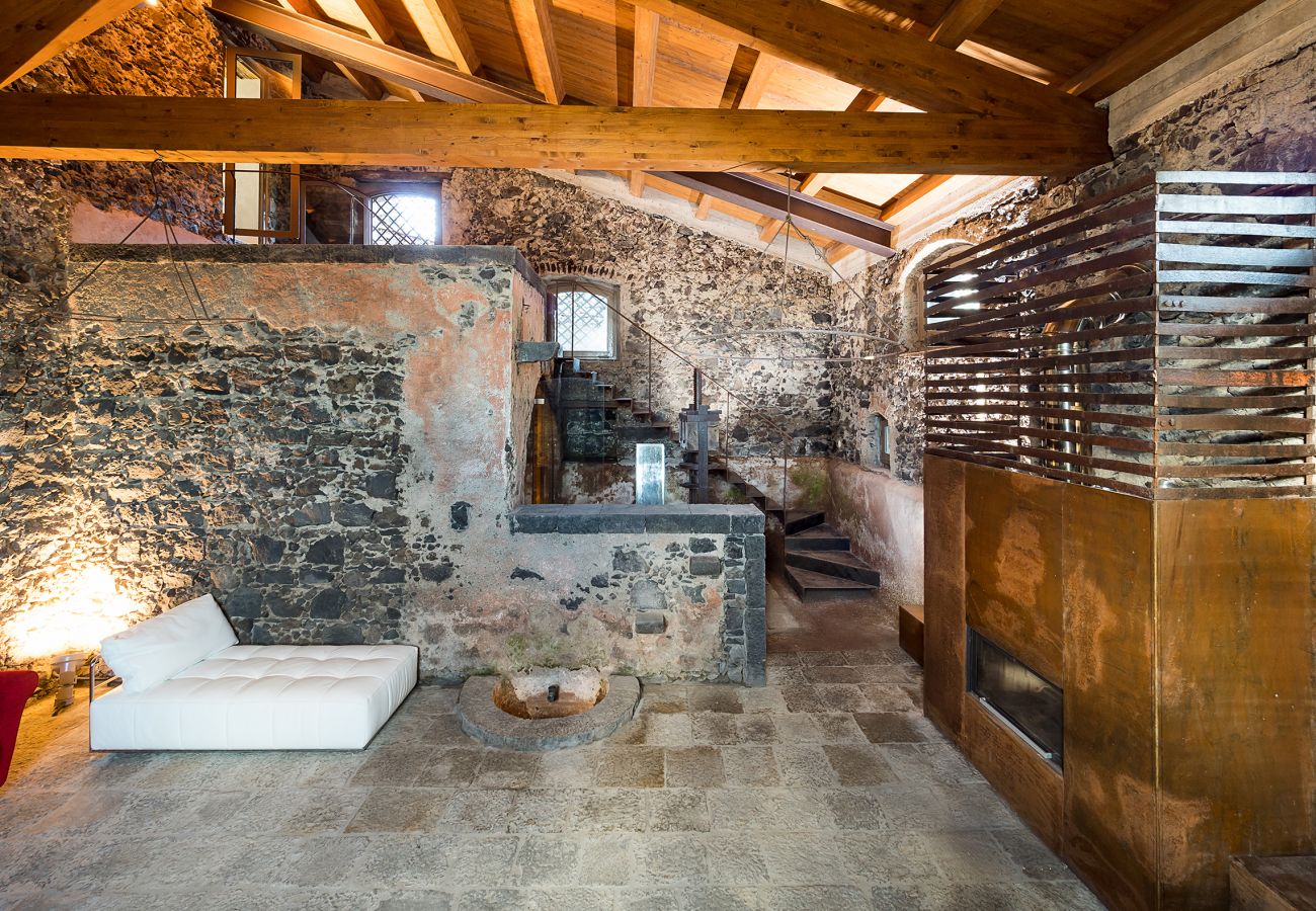 Villa a Zafferana Etnea - Villa con piscina, wellness e campo da calcetto privati - 8 pax