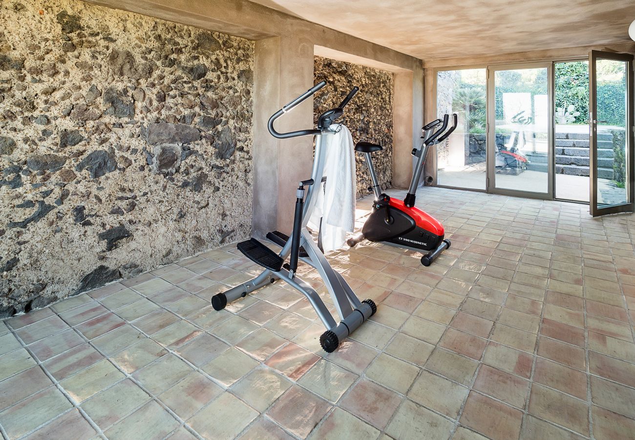 Villa a Zafferana Etnea - Villa con piscina, wellness e campo da calcetto privati - 8 pax
