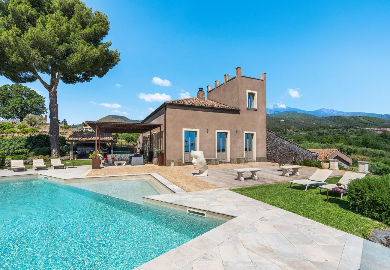 Villa a Zafferana Etnea - Villa con piscina, wellness e campo da calcetto privati - 8 pax