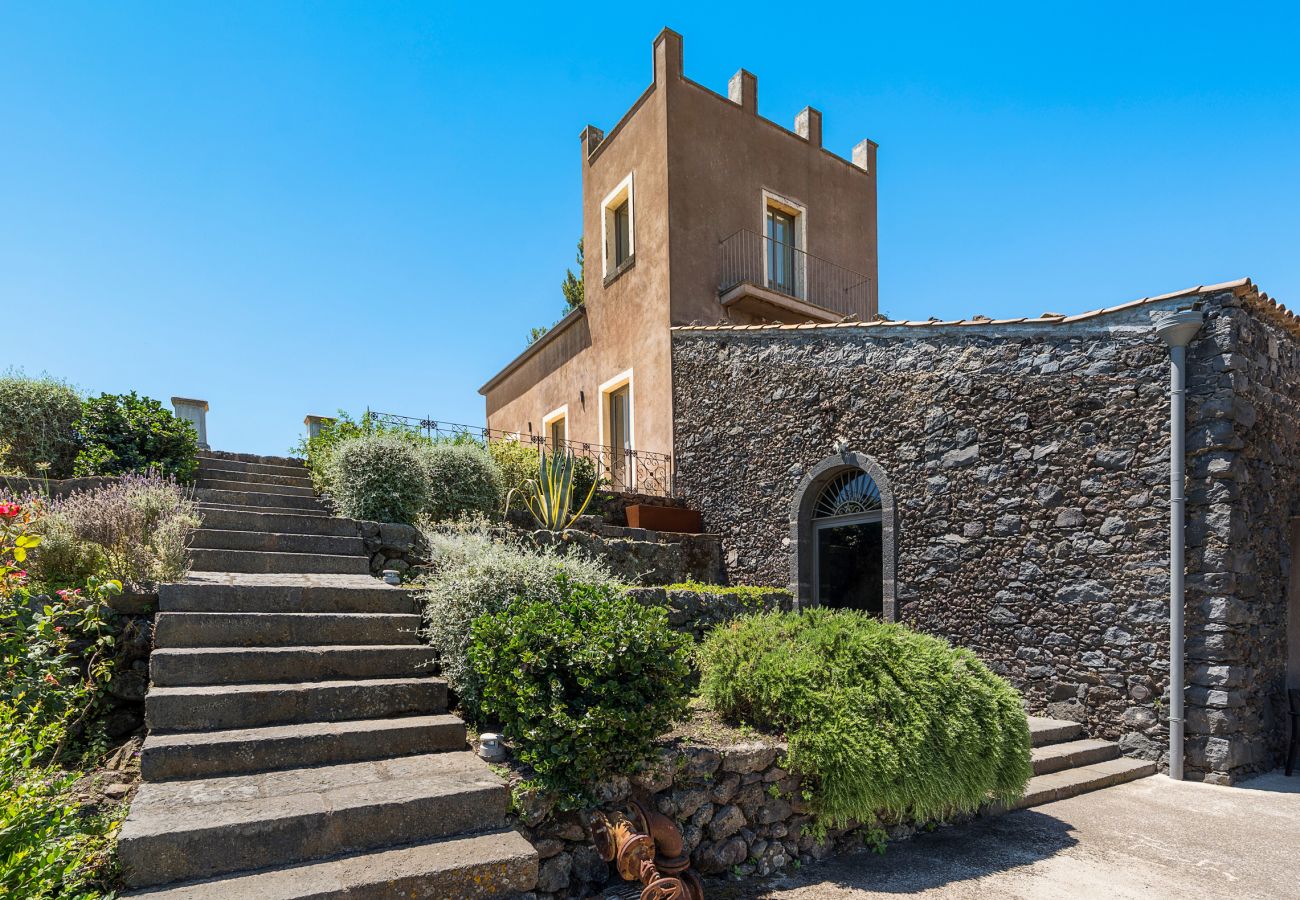 Villa a Zafferana Etnea - Villa con piscina, wellness e campo da calcetto privati - 8 pax