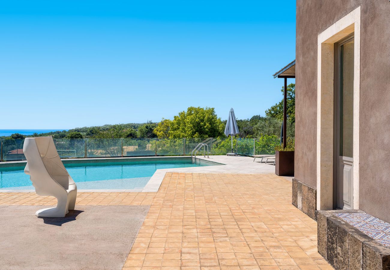 Villa a Zafferana Etnea - Villa con piscina, wellness e campo da calcetto privati - 8 pax