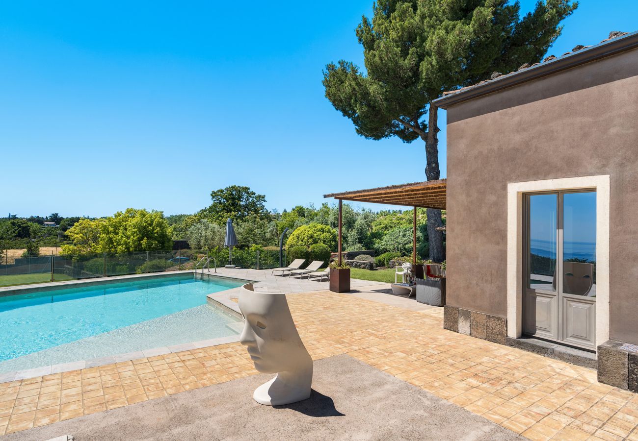 Villa a Zafferana Etnea - Villa con piscina, wellness e campo da calcetto privati - 8 pax