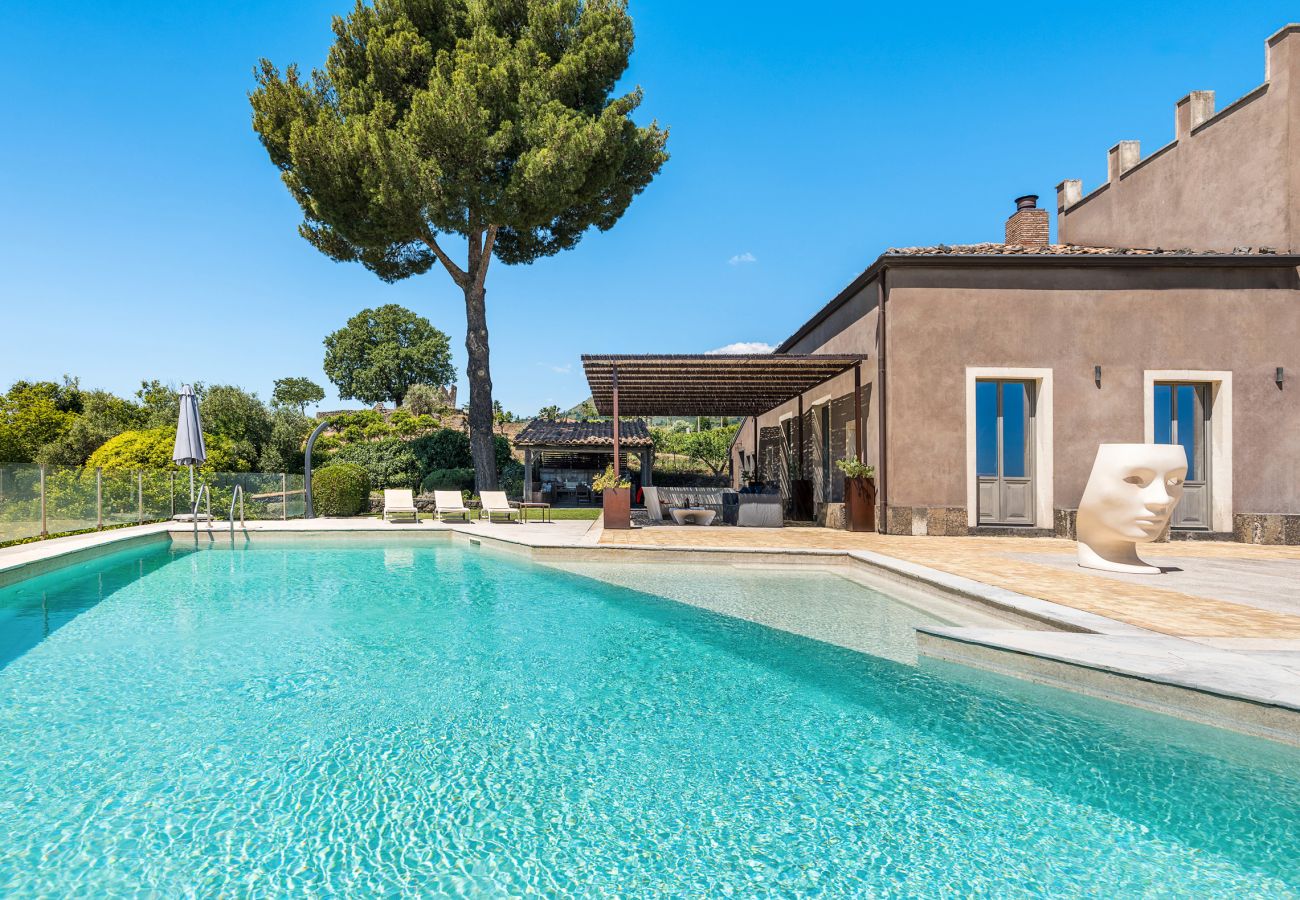 Villa a Zafferana Etnea - Villa con piscina, wellness e campo da calcetto privati - 8 pax