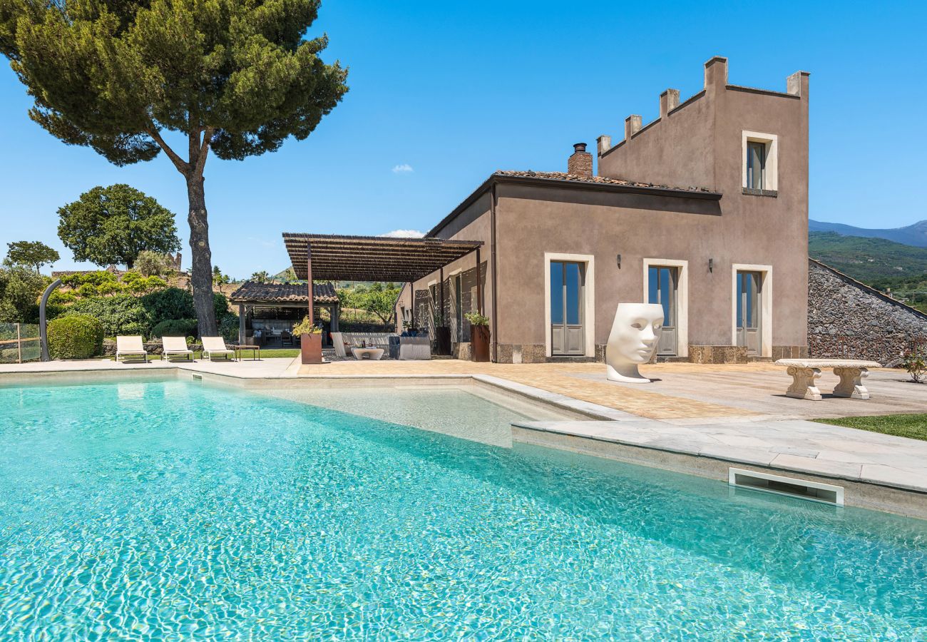 Villa a Zafferana Etnea - Villa con piscina, wellness e campo da calcetto privati - 8 pax