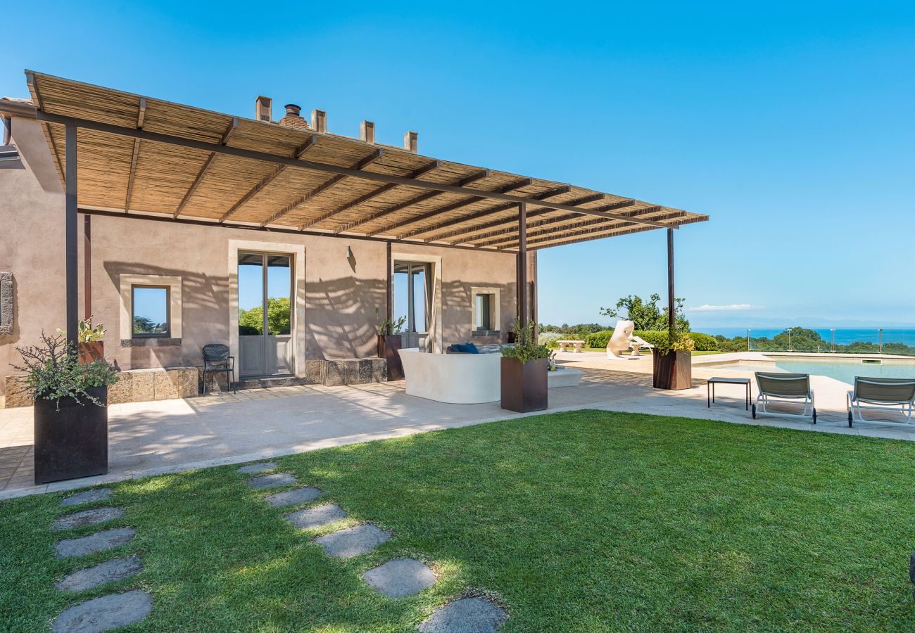 Villa a Zafferana Etnea - Villa con piscina, wellness e campo da calcetto privati - 8 pax