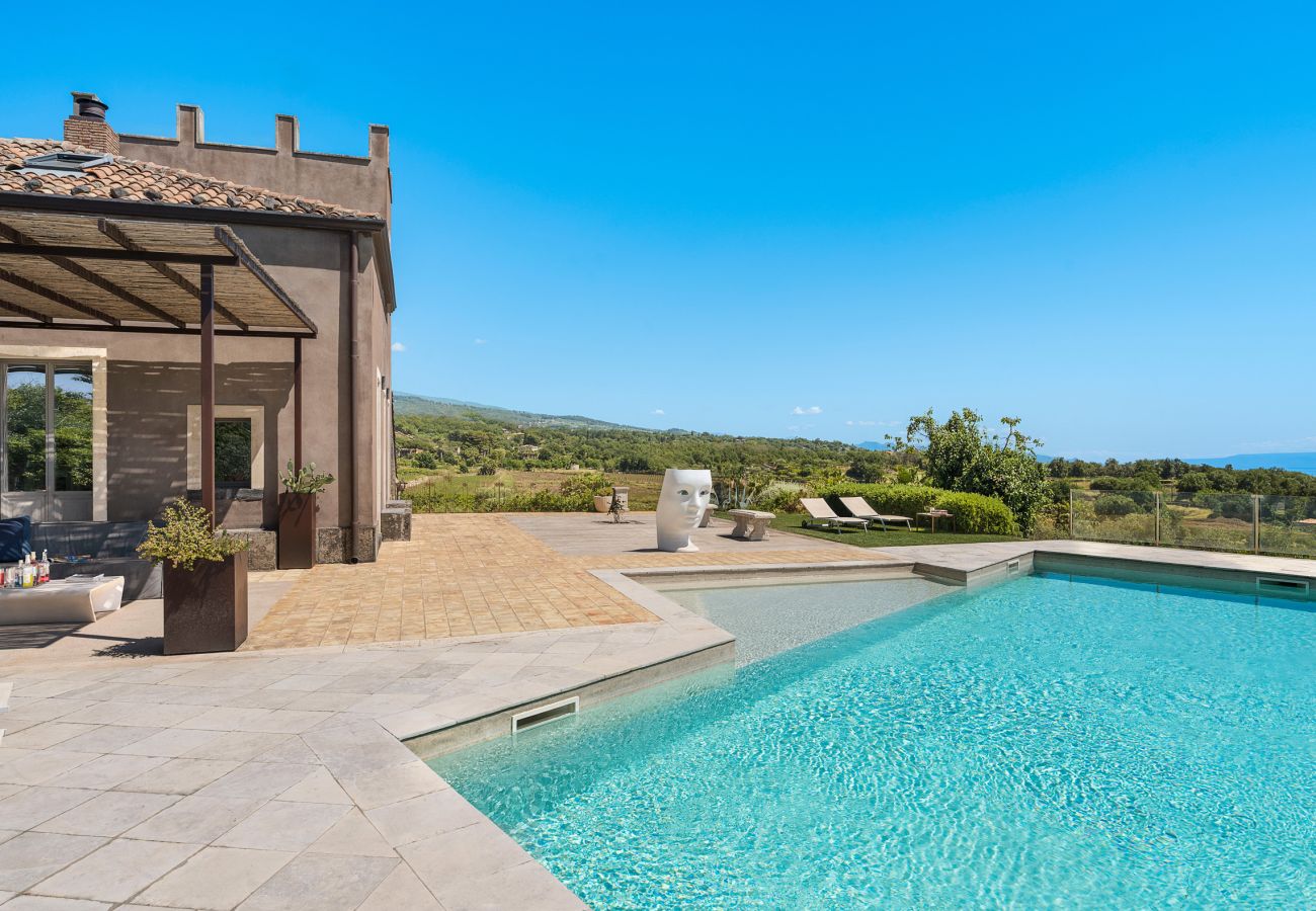 Villa a Zafferana Etnea - Villa con piscina, wellness e campo da calcetto privati - 8 pax