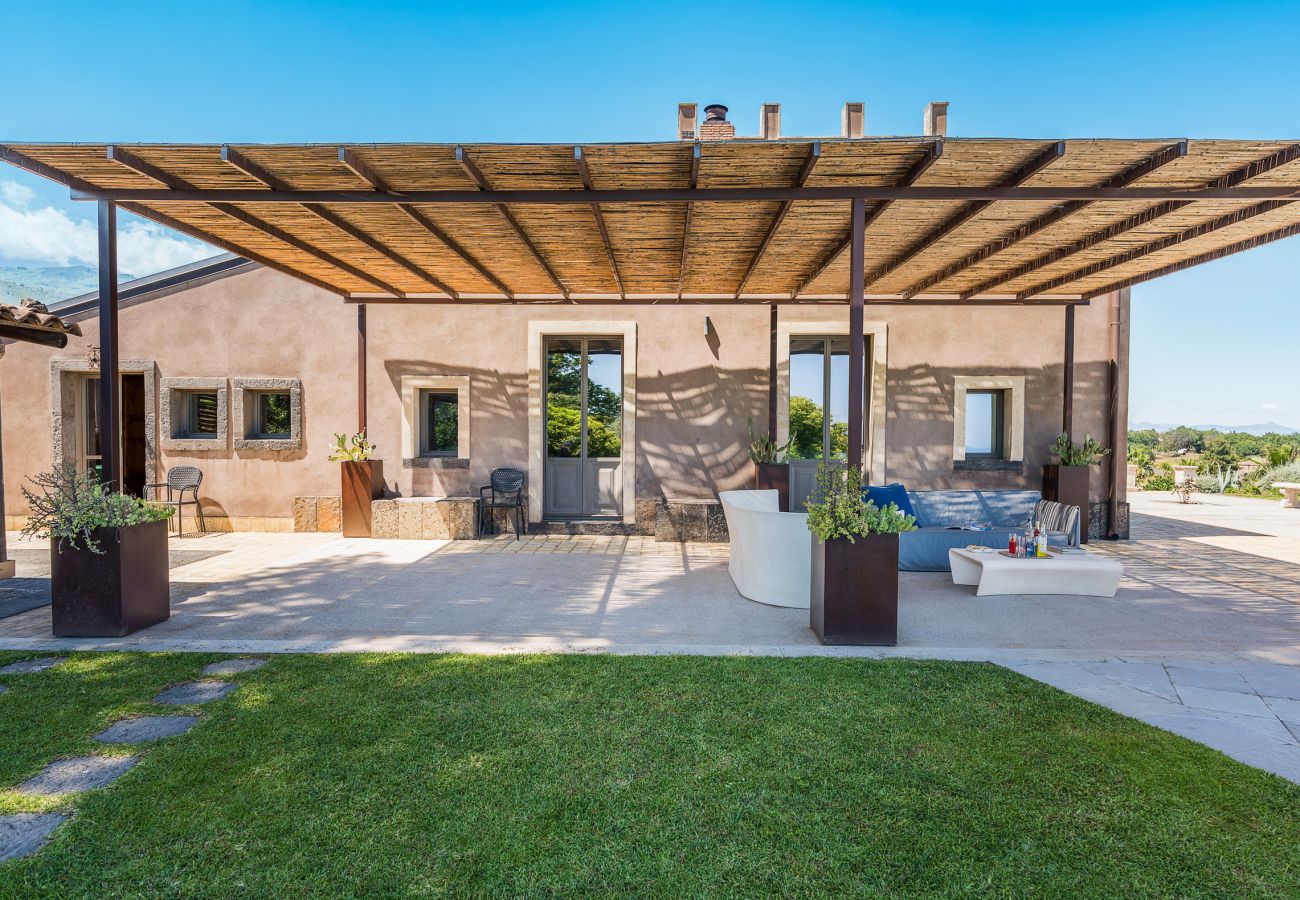 Villa a Zafferana Etnea - Villa con piscina, wellness e campo da calcetto privati - 8 pax