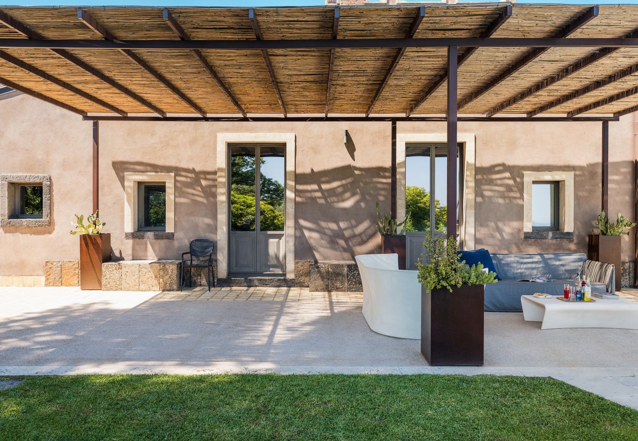 Villa a Zafferana Etnea - Villa con piscina, wellness e campo da calcetto privati - 8 pax
