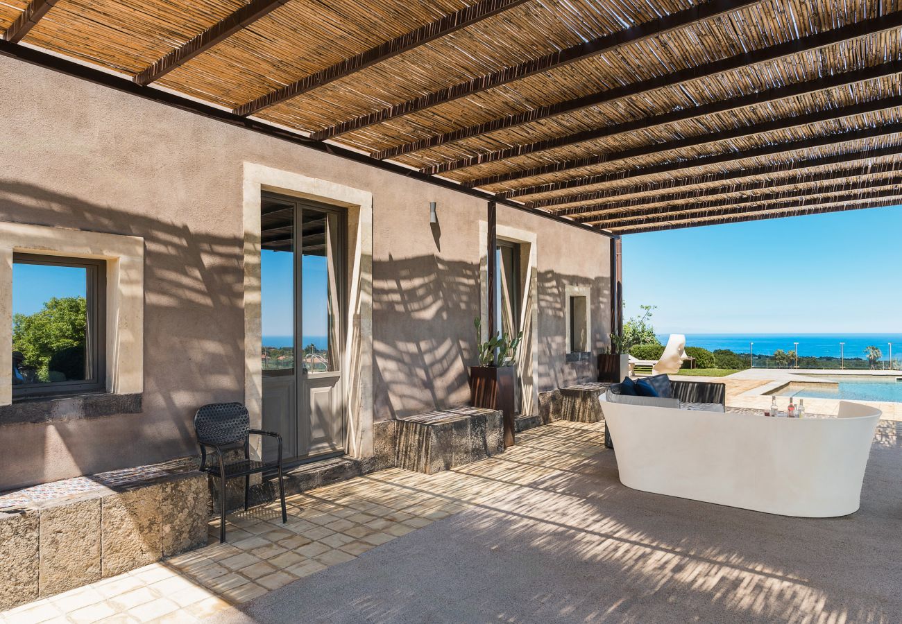 Villa a Zafferana Etnea - Villa con piscina, wellness e campo da calcetto privati - 8 pax
