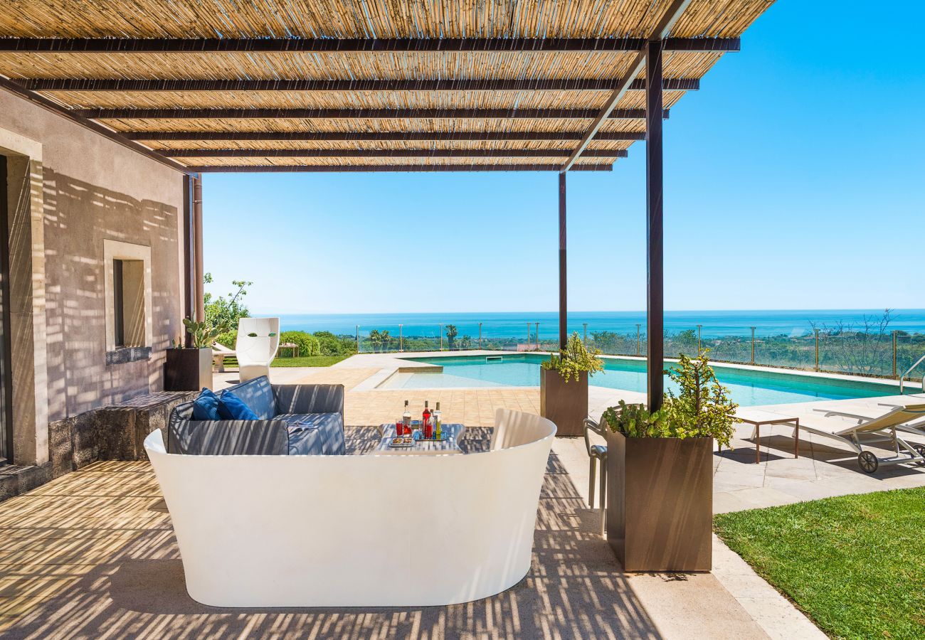Villa a Zafferana Etnea - Villa con piscina, wellness e campo da calcetto privati - 8 pax