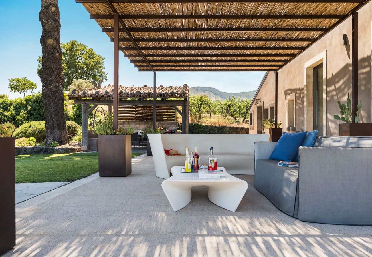 Villa a Zafferana Etnea - Villa con piscina, wellness e campo da calcetto privati - 8 pax