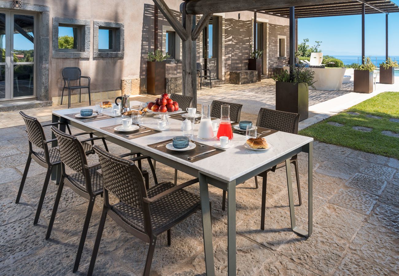 Villa a Zafferana Etnea - Villa con piscina, wellness e campo da calcetto privati - 8 pax