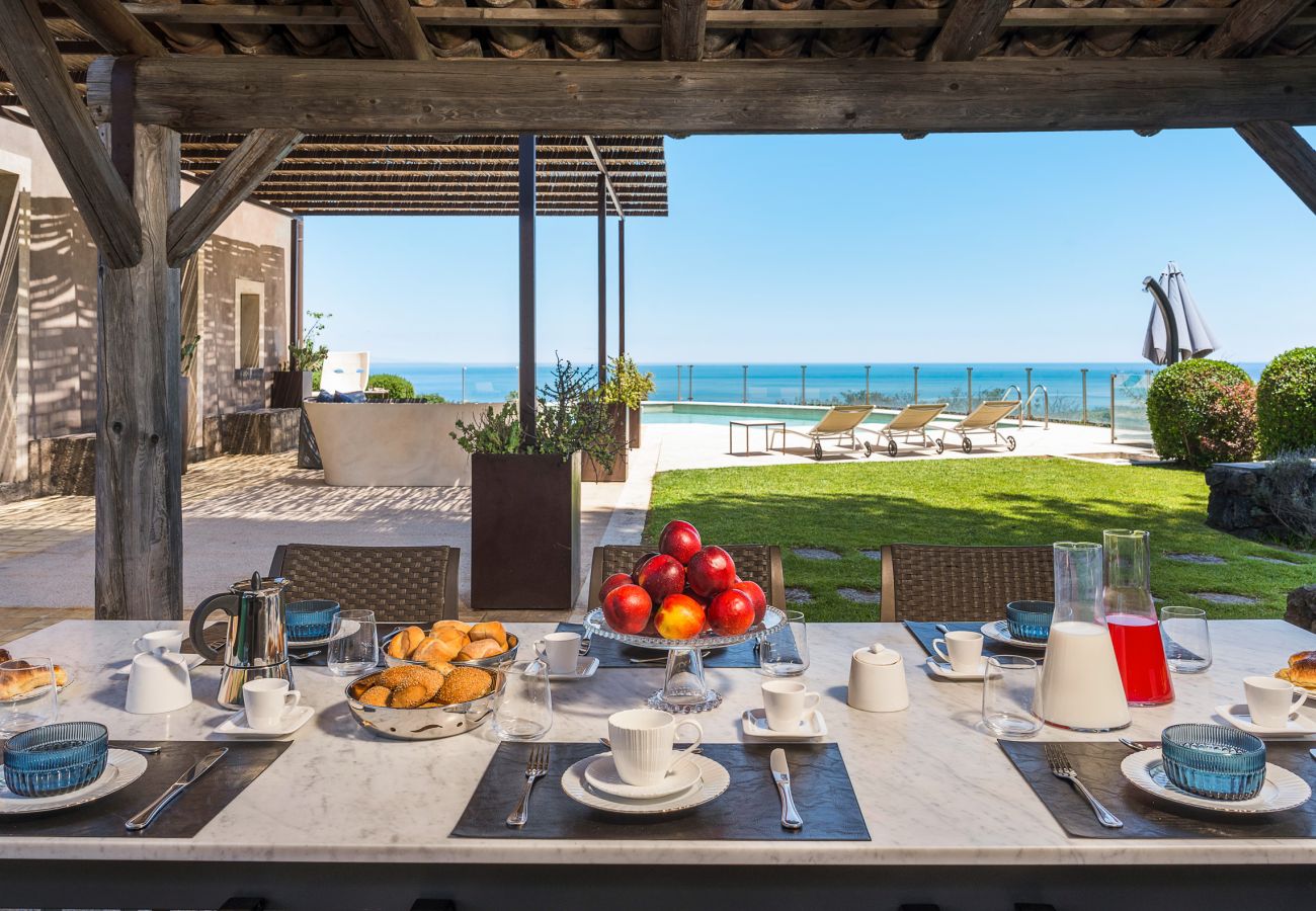 Villa a Zafferana Etnea - Villa con piscina, wellness e campo da calcetto privati - 8 pax