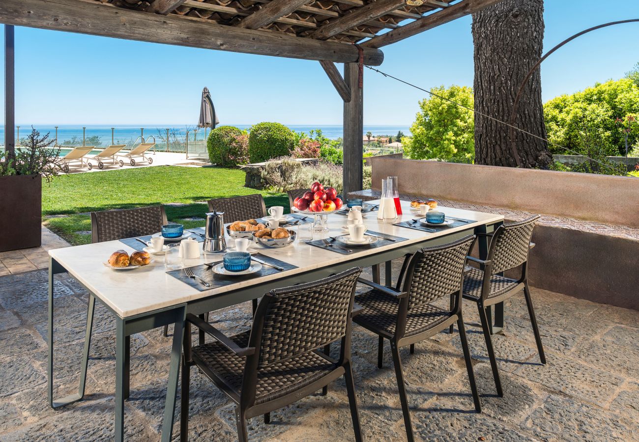 Villa a Zafferana Etnea - Villa con piscina, wellness e campo da calcetto privati - 8 pax