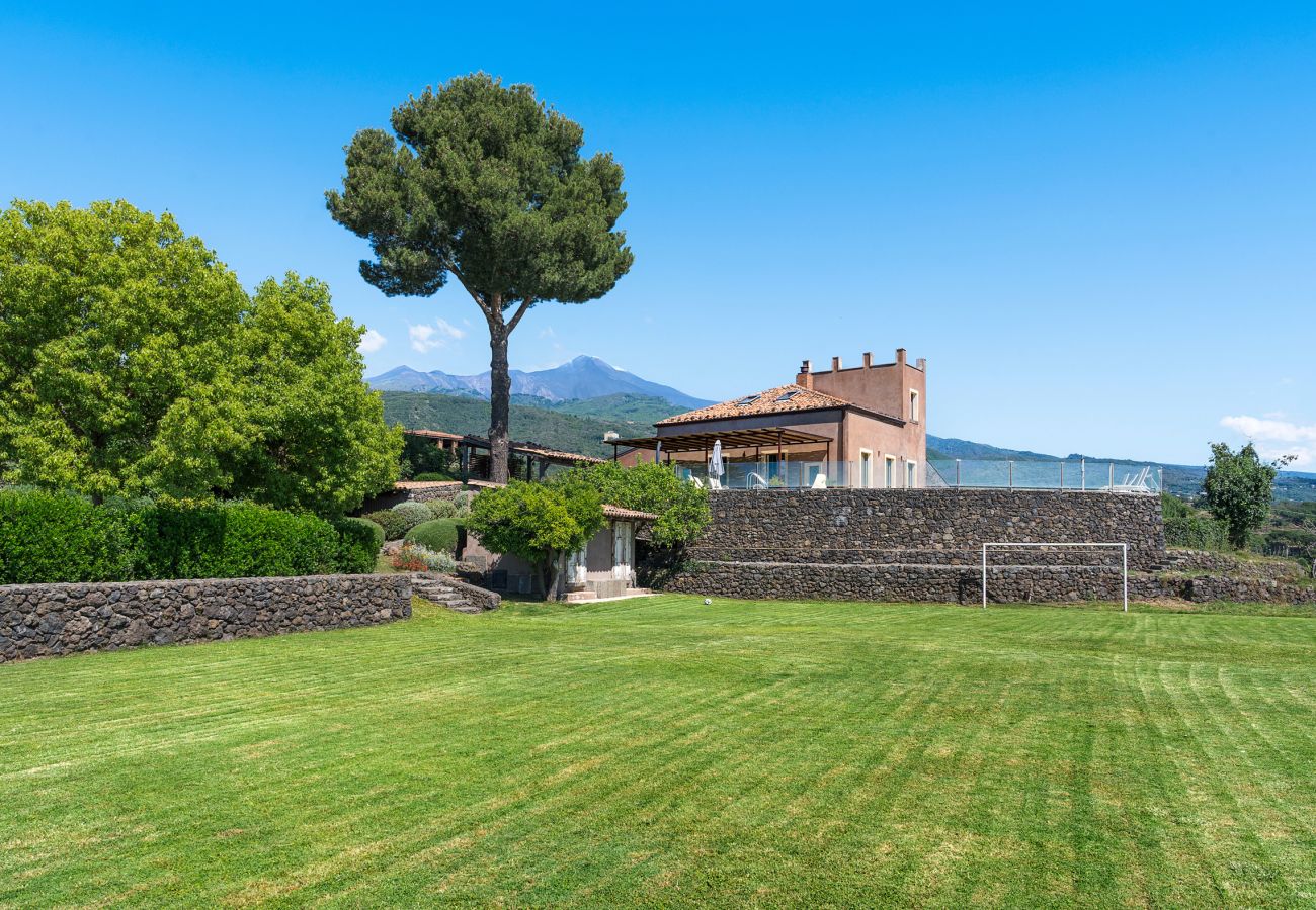 Villa a Zafferana Etnea - Villa con piscina, wellness e campo da calcetto privati - 8 pax