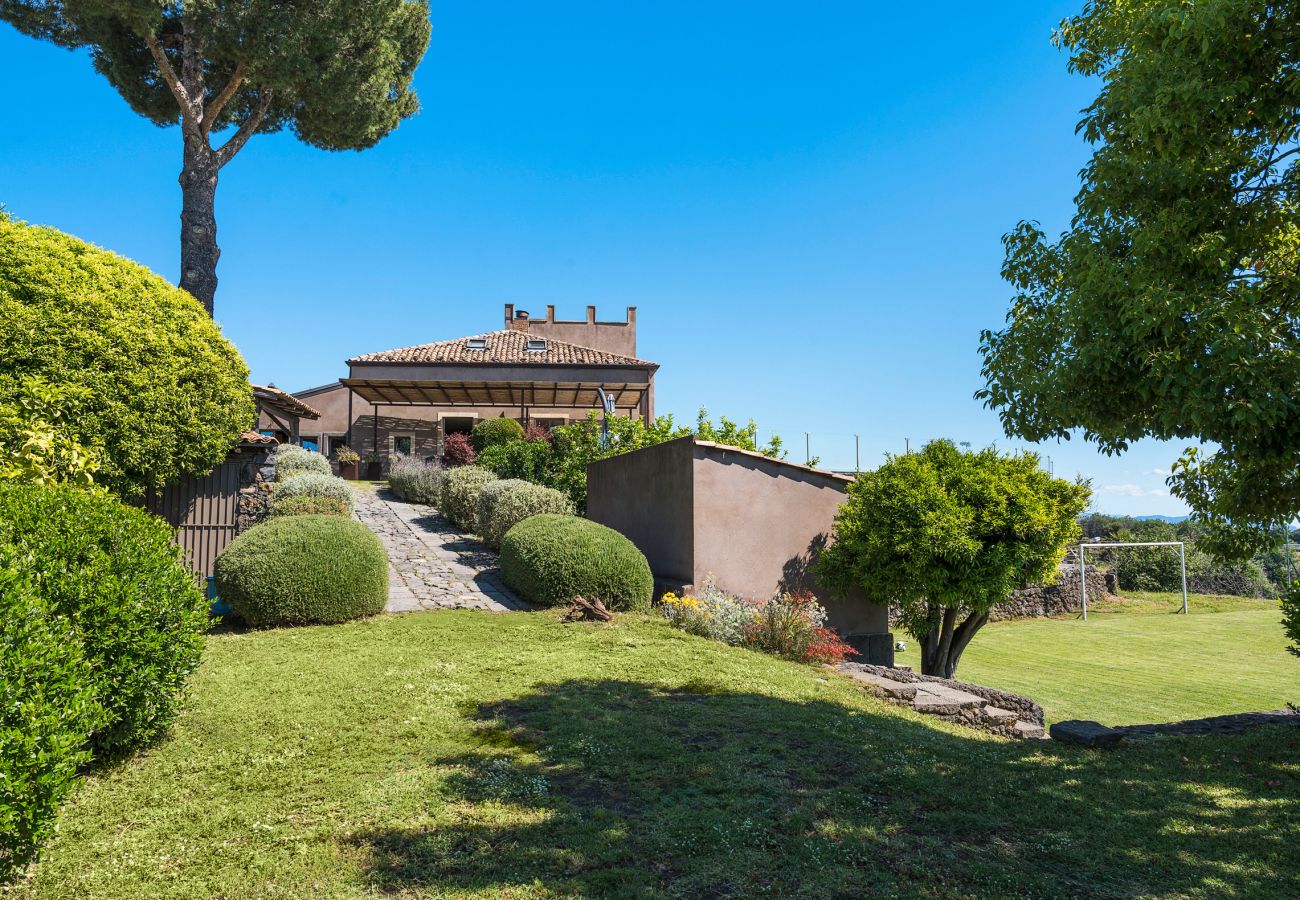 Villa a Zafferana Etnea - Villa con piscina, wellness e campo da calcetto privati - 8 pax