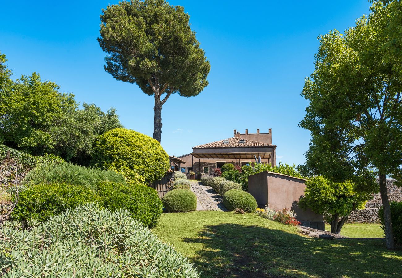 Villa a Zafferana Etnea - Villa con piscina, wellness e campo da calcetto privati - 8 pax