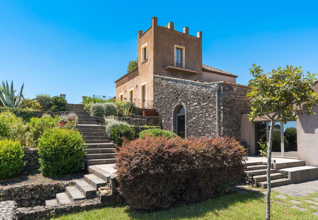 Villa a Zafferana Etnea - Villa con piscina, wellness e campo da calcetto privati - 8 pax
