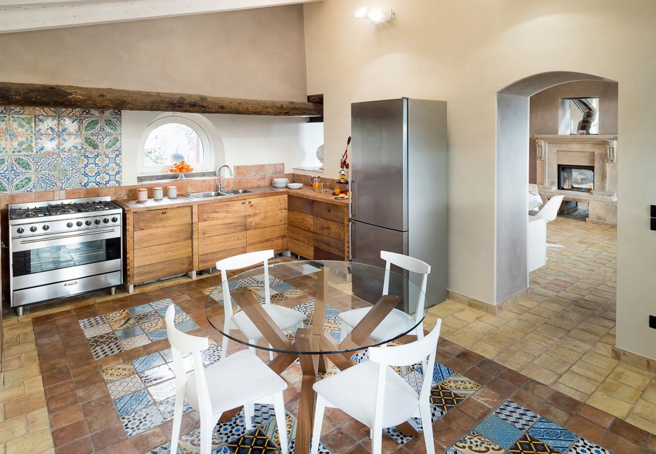 Villa a Zafferana Etnea - Villa con piscina, wellness e campo da calcetto privati - 8 pax