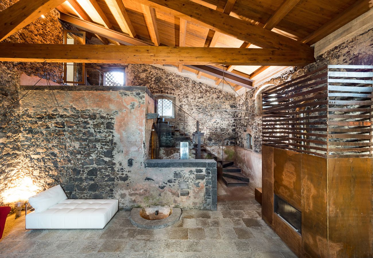 Villa a Zafferana Etnea - Villa con piscina, wellness e campo da calcetto privati - 8 pax