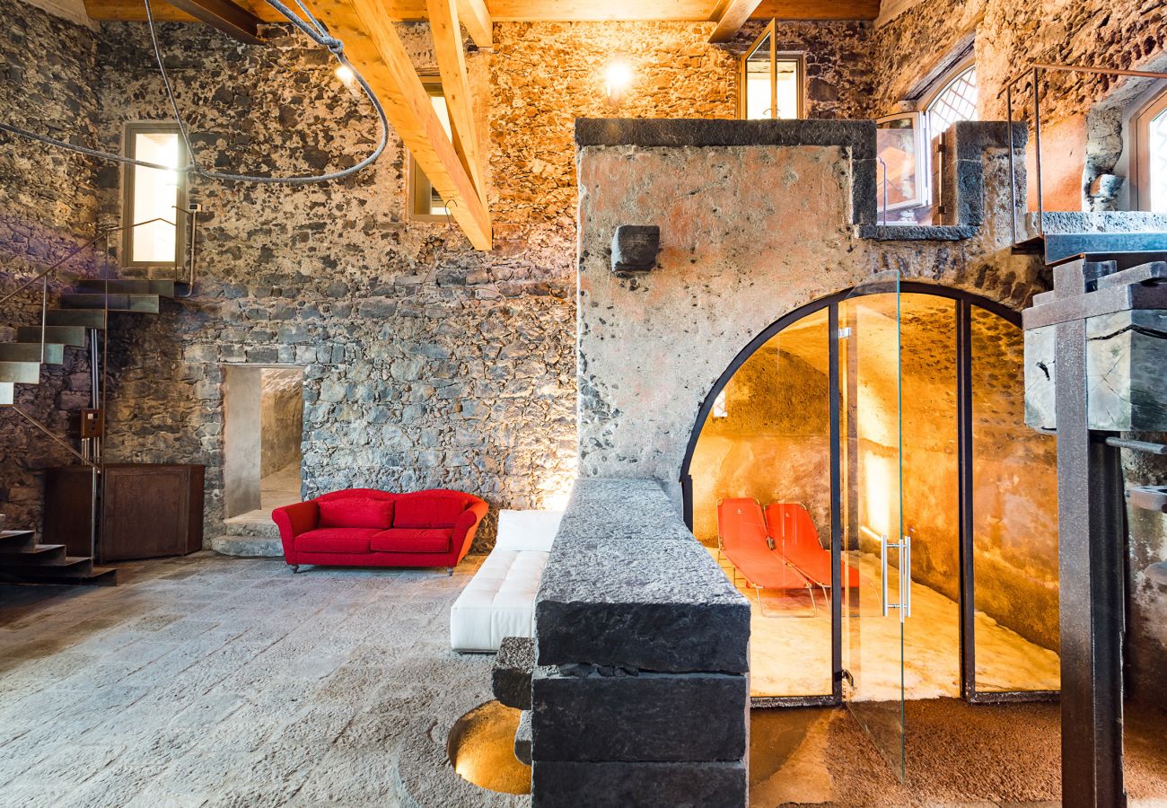 Villa a Zafferana Etnea - Villa con piscina, wellness e campo da calcetto privati - 8 pax